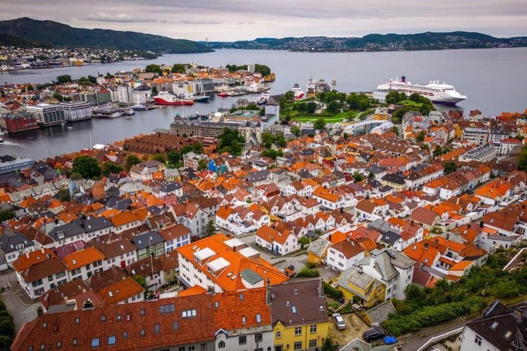 Leilighet I Bergens Vakreste Gate - Nydelig Utsikt Over Innseilingen Til Bergen! Zewnętrze zdjęcie