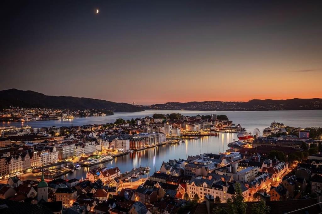 Leilighet I Bergens Vakreste Gate - Nydelig Utsikt Over Innseilingen Til Bergen! Zewnętrze zdjęcie