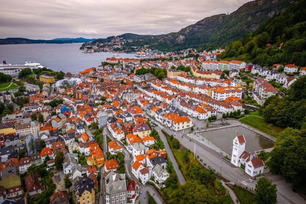Leilighet I Bergens Vakreste Gate - Nydelig Utsikt Over Innseilingen Til Bergen! Zewnętrze zdjęcie